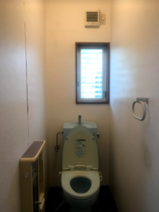 トイレ交換のタイミングで埋込収納の撤去 クロスの貼り替えをさせていただきました 株式会社クサネン 滋賀県草津市