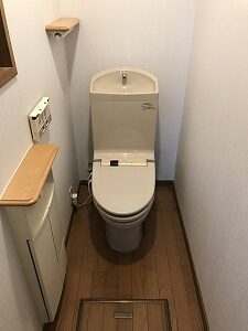 便座が壊れたトイレを交換し 壁紙も一緒に貼り替えました 株式会社クサネン 滋賀県草津市